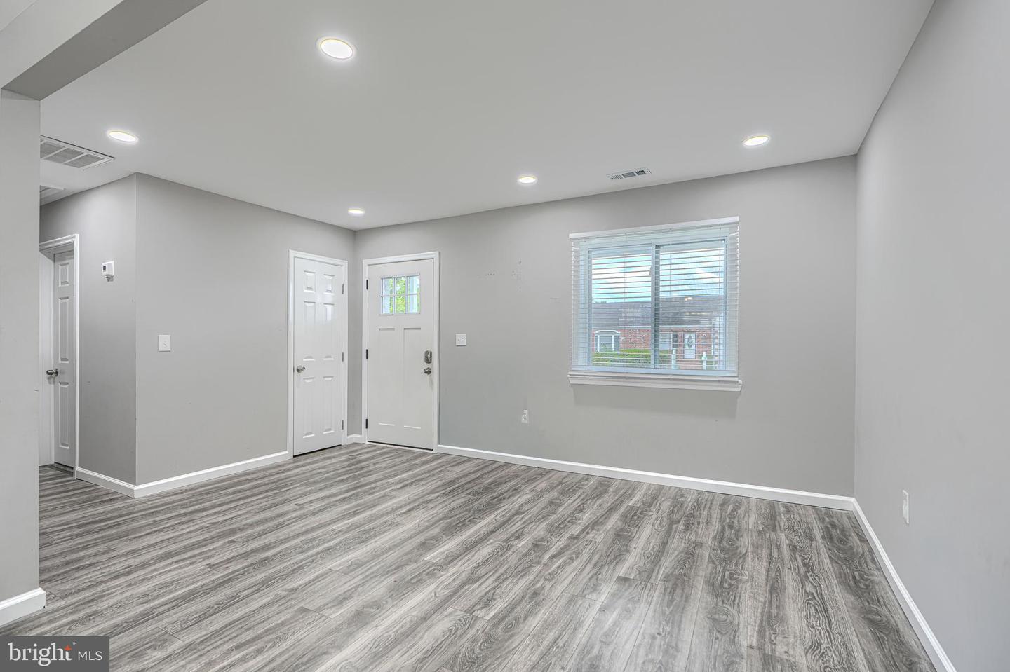 4722 Raspe Ave Property Photo 7
