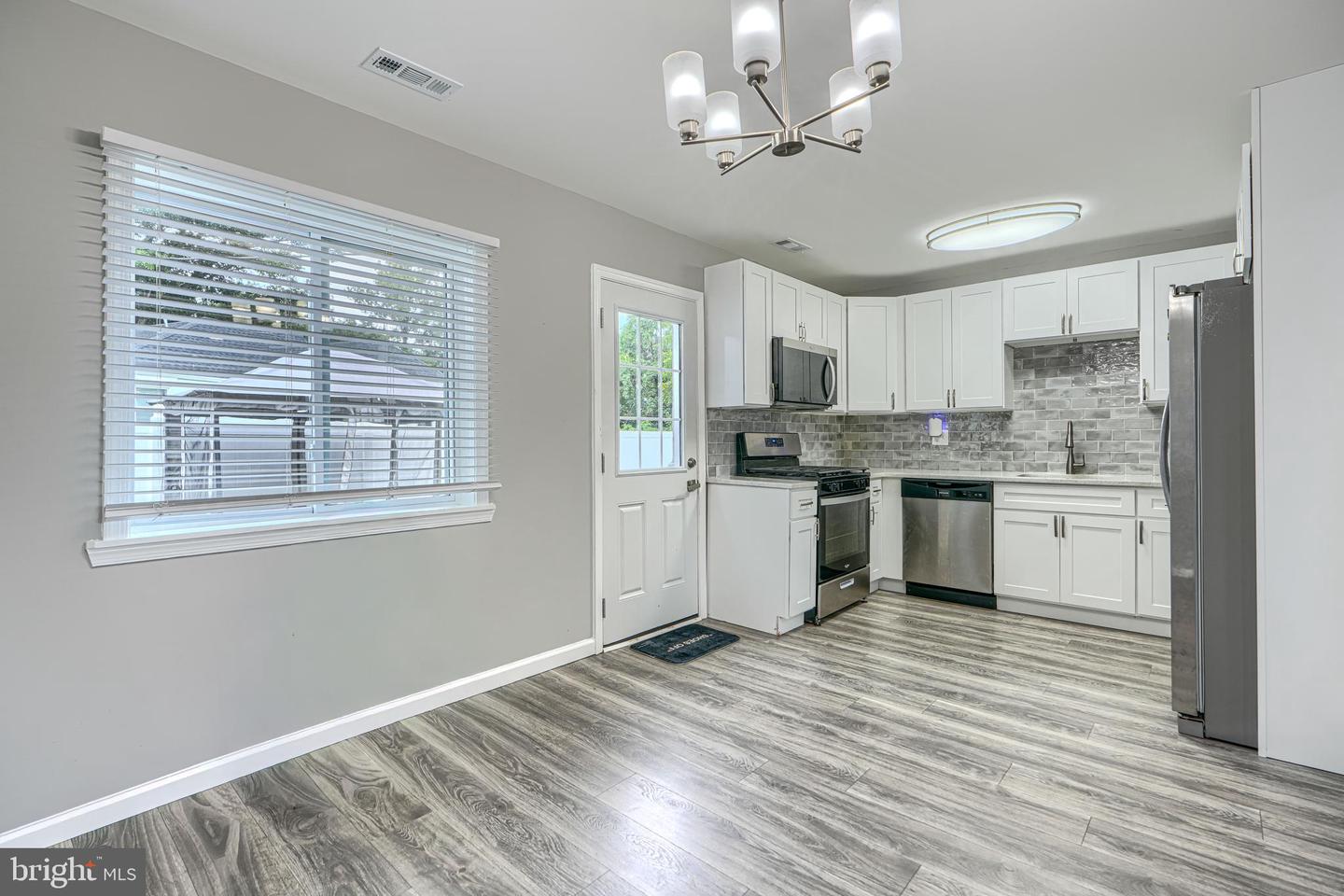 4722 Raspe Ave Property Photo 8