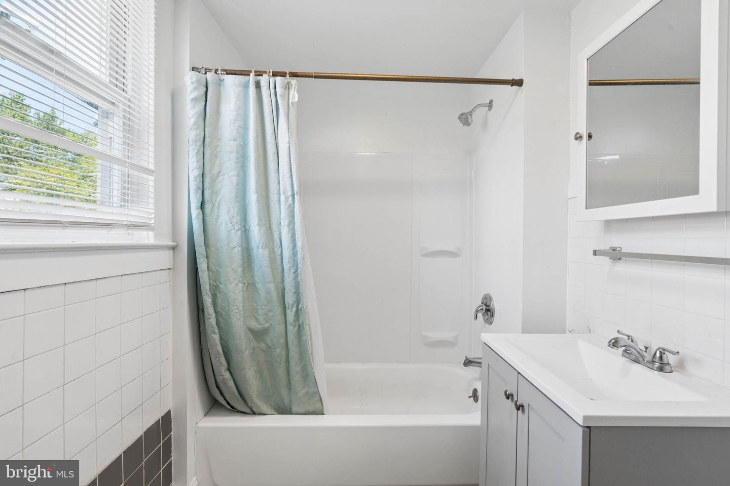 540 46th St Property Photo 3