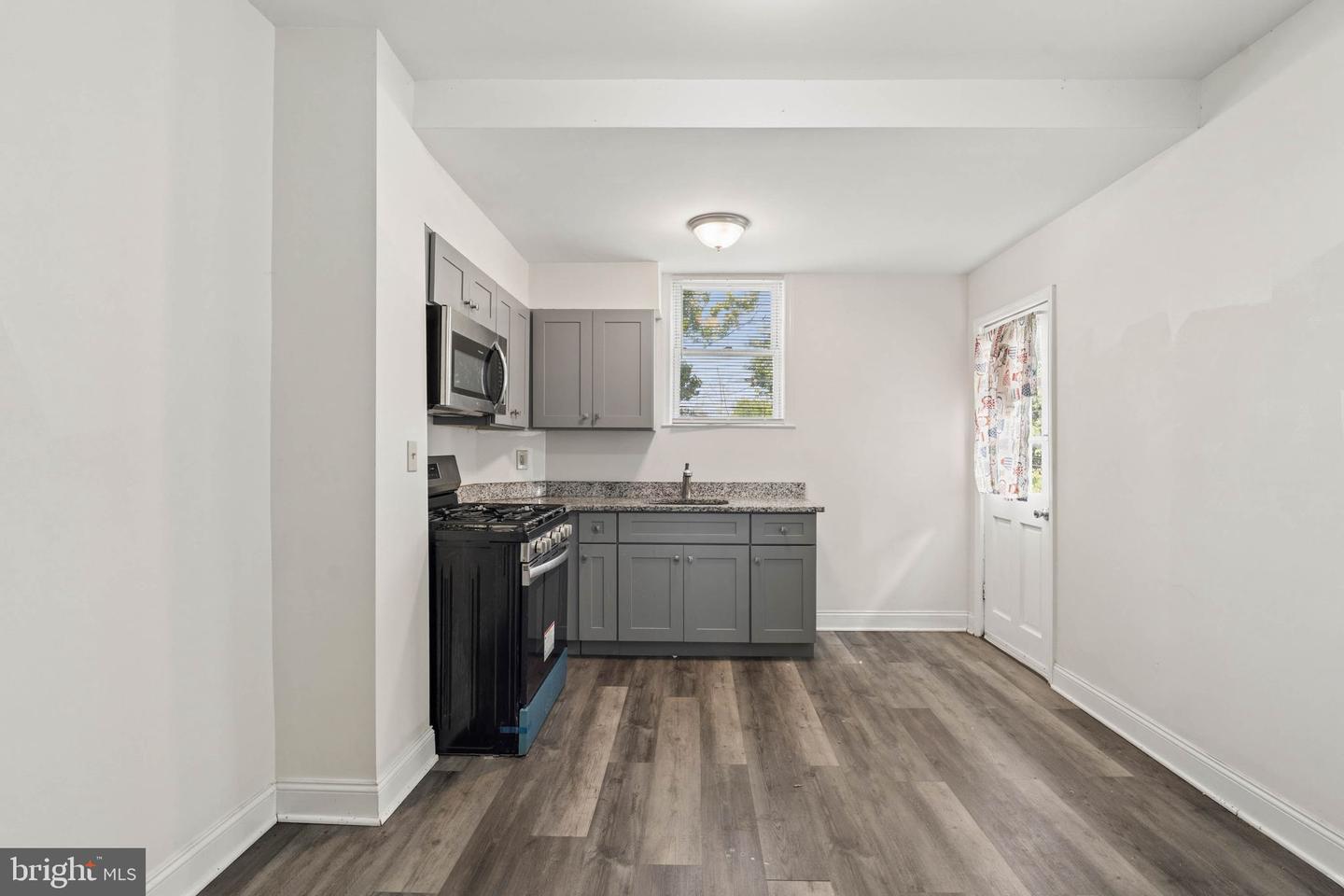 540 46th St Property Photo 17