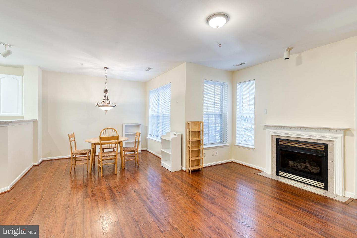 400 Symphony Cir #215i Property Photo 5