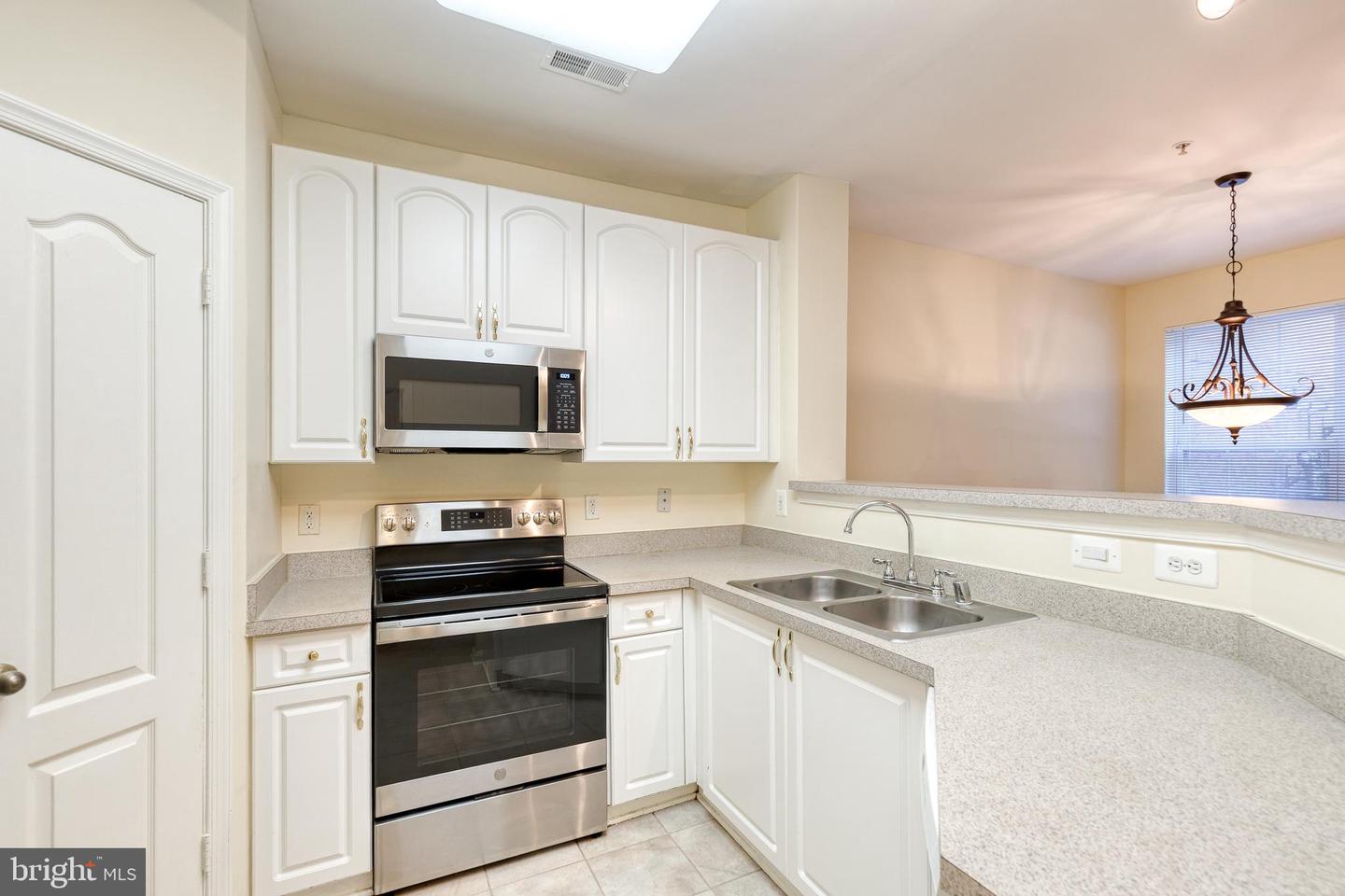 400 Symphony Cir #215i Property Photo 13