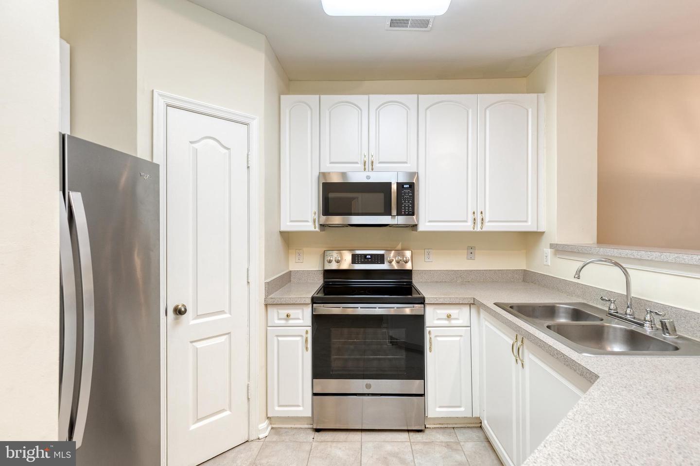 400 Symphony Cir #215i Property Photo 14