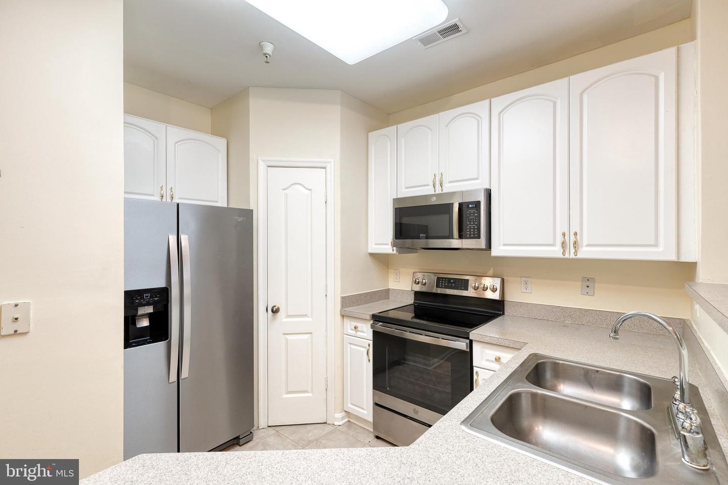 400 Symphony Cir #215i Property Photo 17