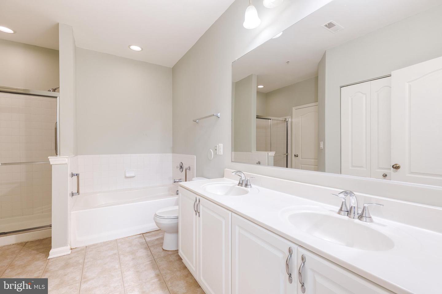 400 Symphony Cir #215i Property Photo 21