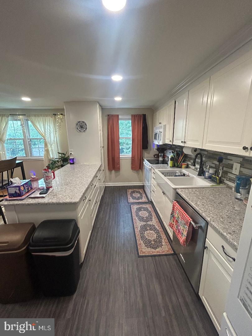 1027 Grovehill Rd Property Photo 3