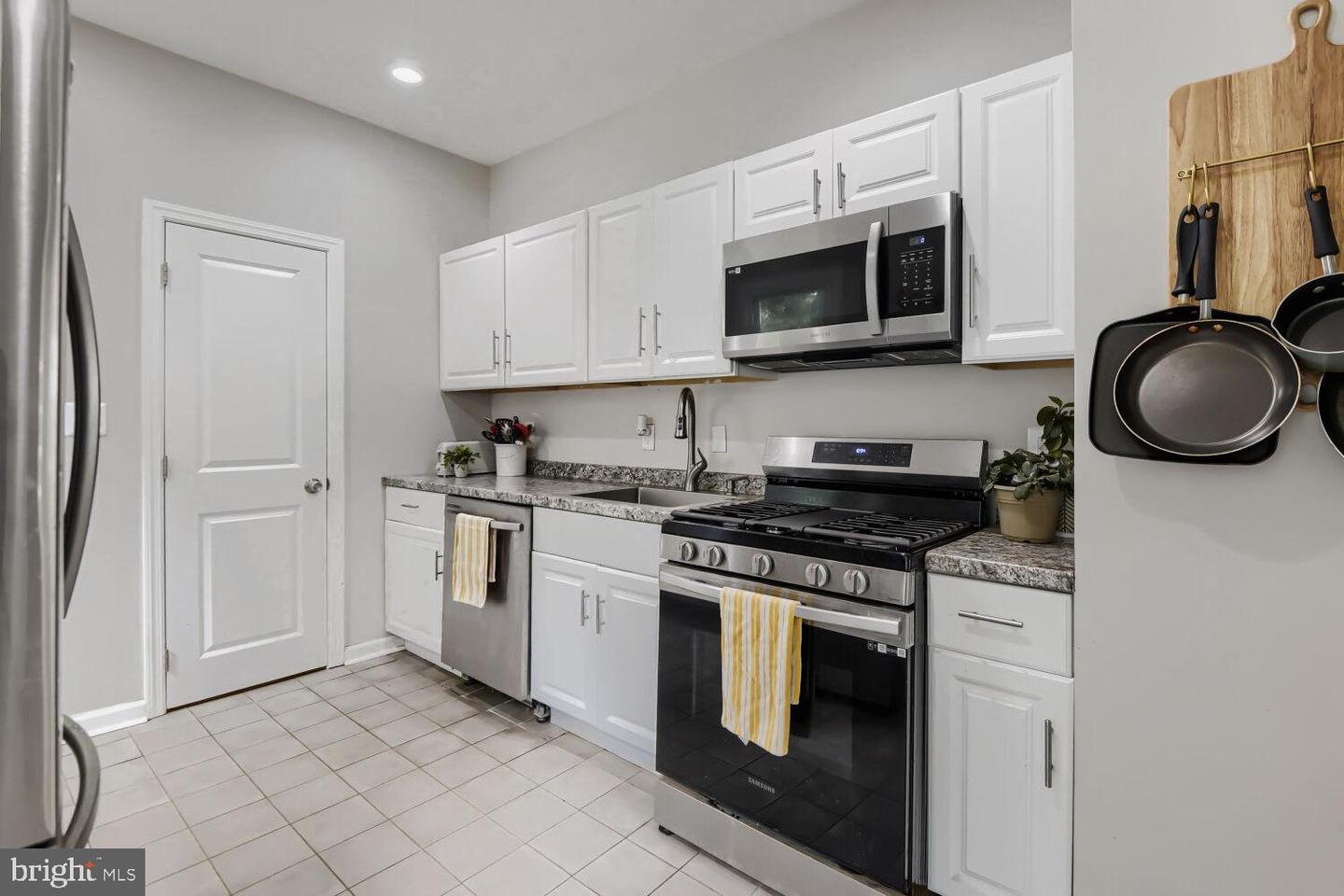 299 Lavern Ave Property Photo 15