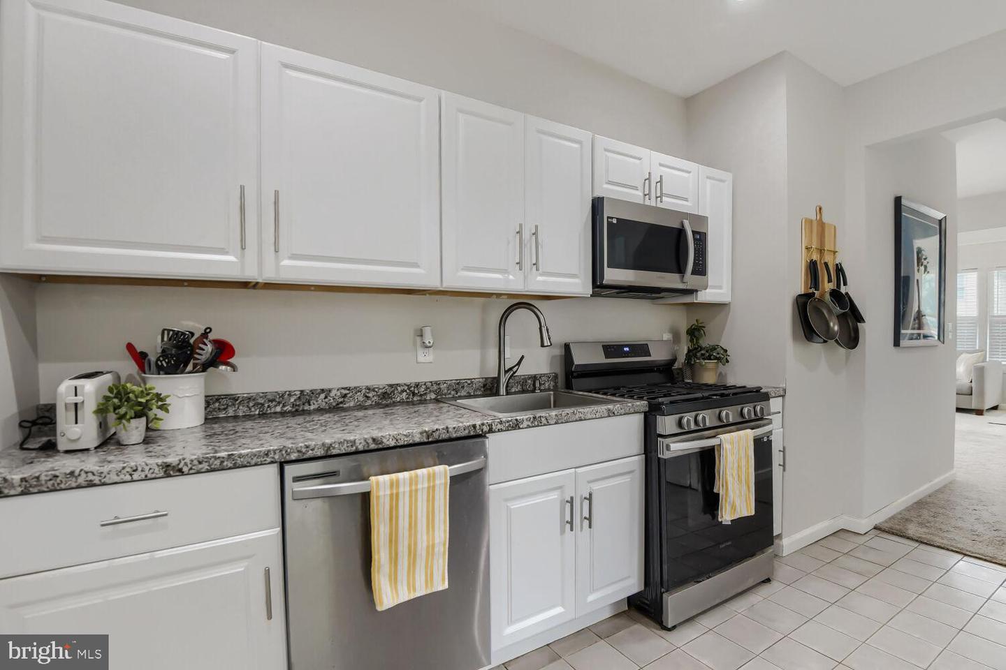 299 Lavern Ave Property Photo 17