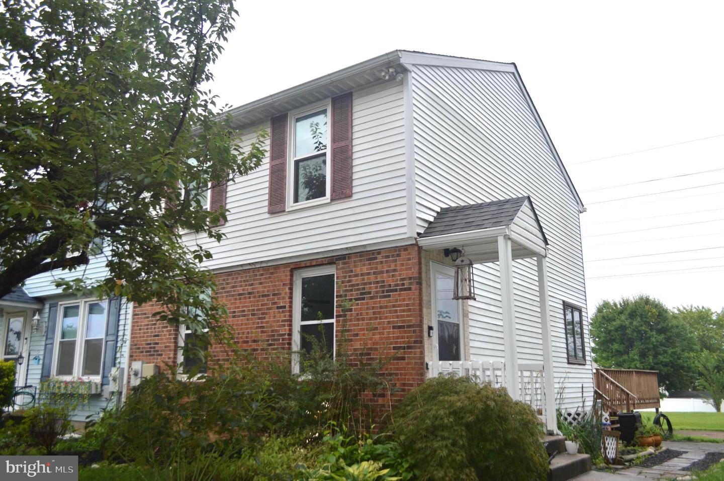 40 Towns Ct Property Photo 1