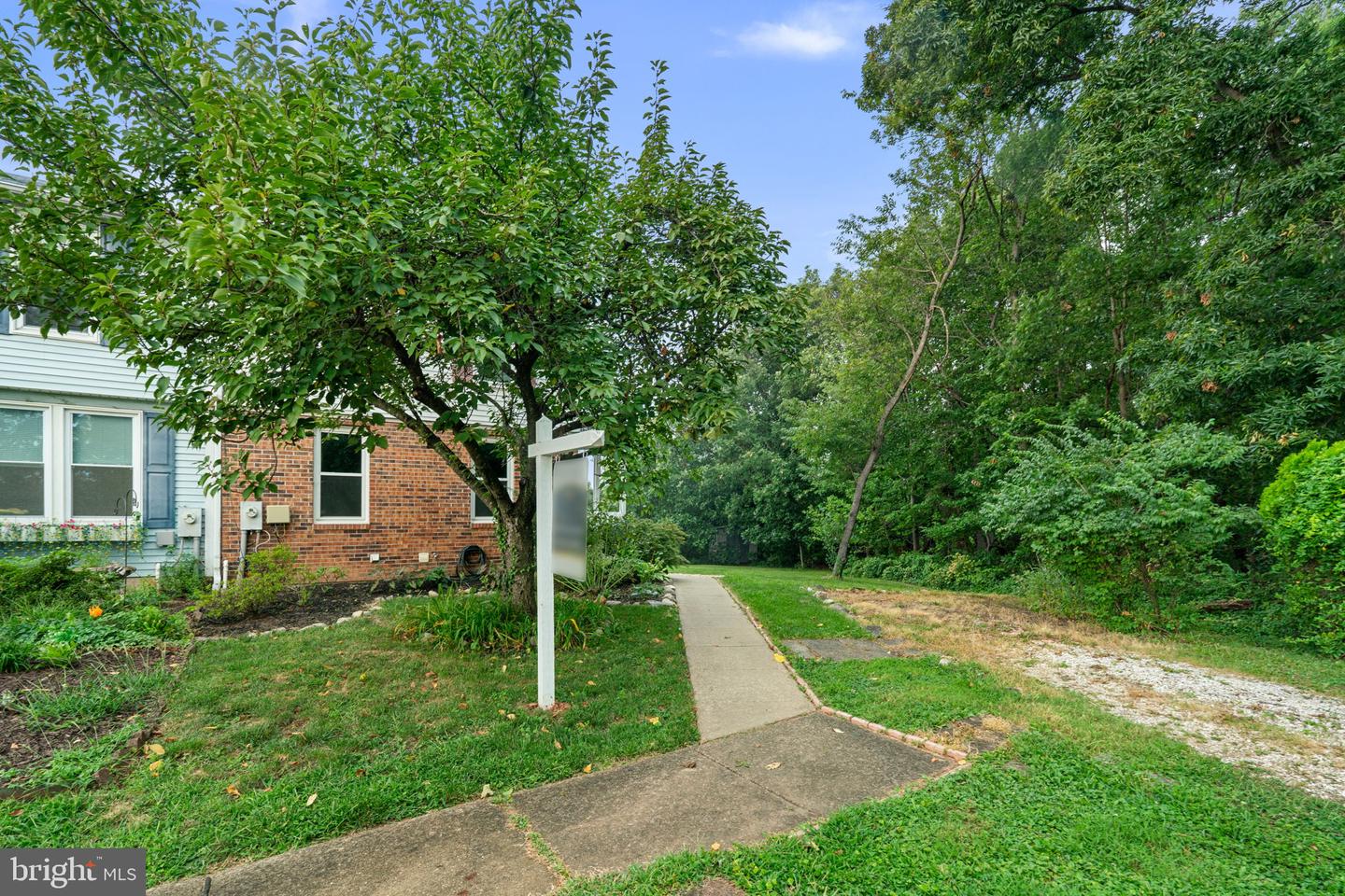 40 Towns Ct Property Photo 1