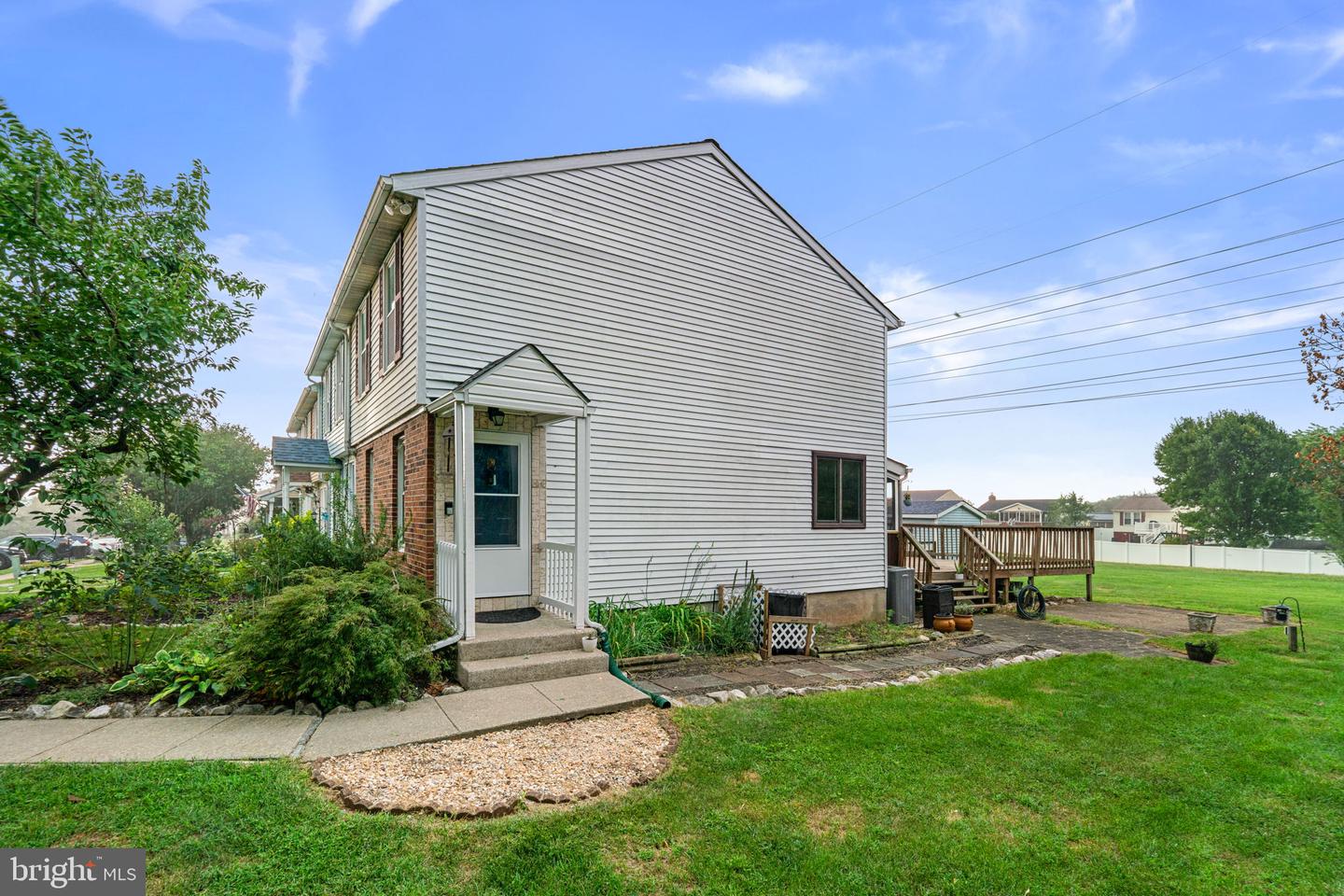 40 Towns Ct Property Photo 3