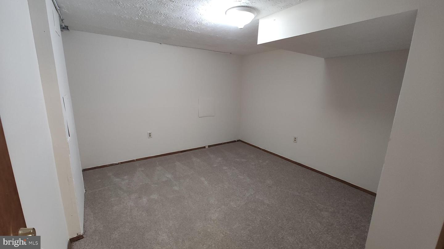 8638 Saxon Cir Property Photo 29