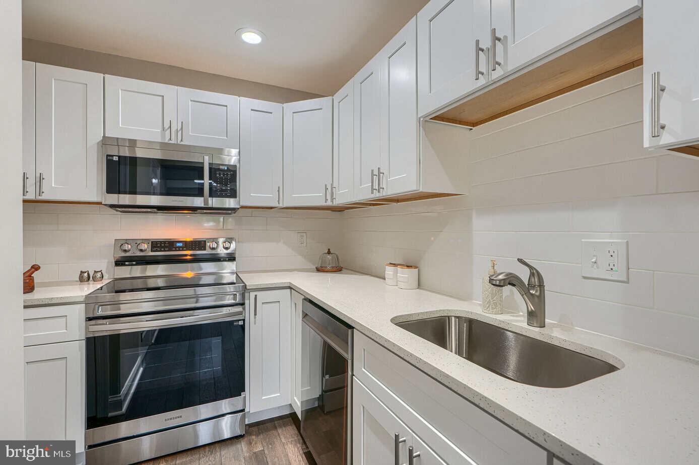12 Warren Lodge Ct #1-b Property Photo 8