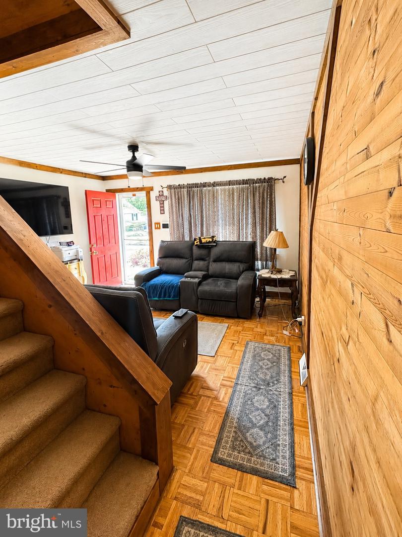 942 Woodlynn Rd Property Photo 3