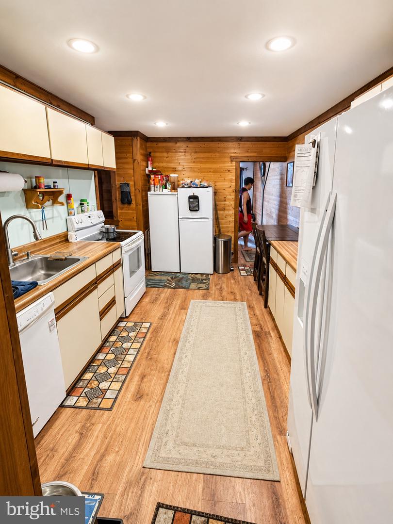 942 Woodlynn Rd Property Photo 4