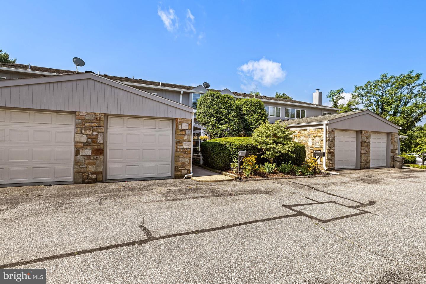 18 Stone Manor Ct Property Photo 2