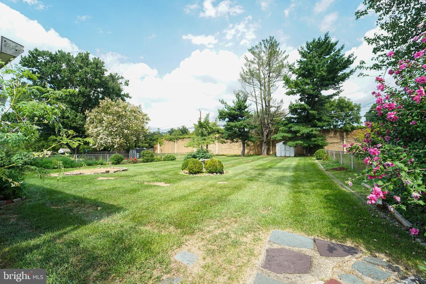 1223 Black Friars Property Photo 4