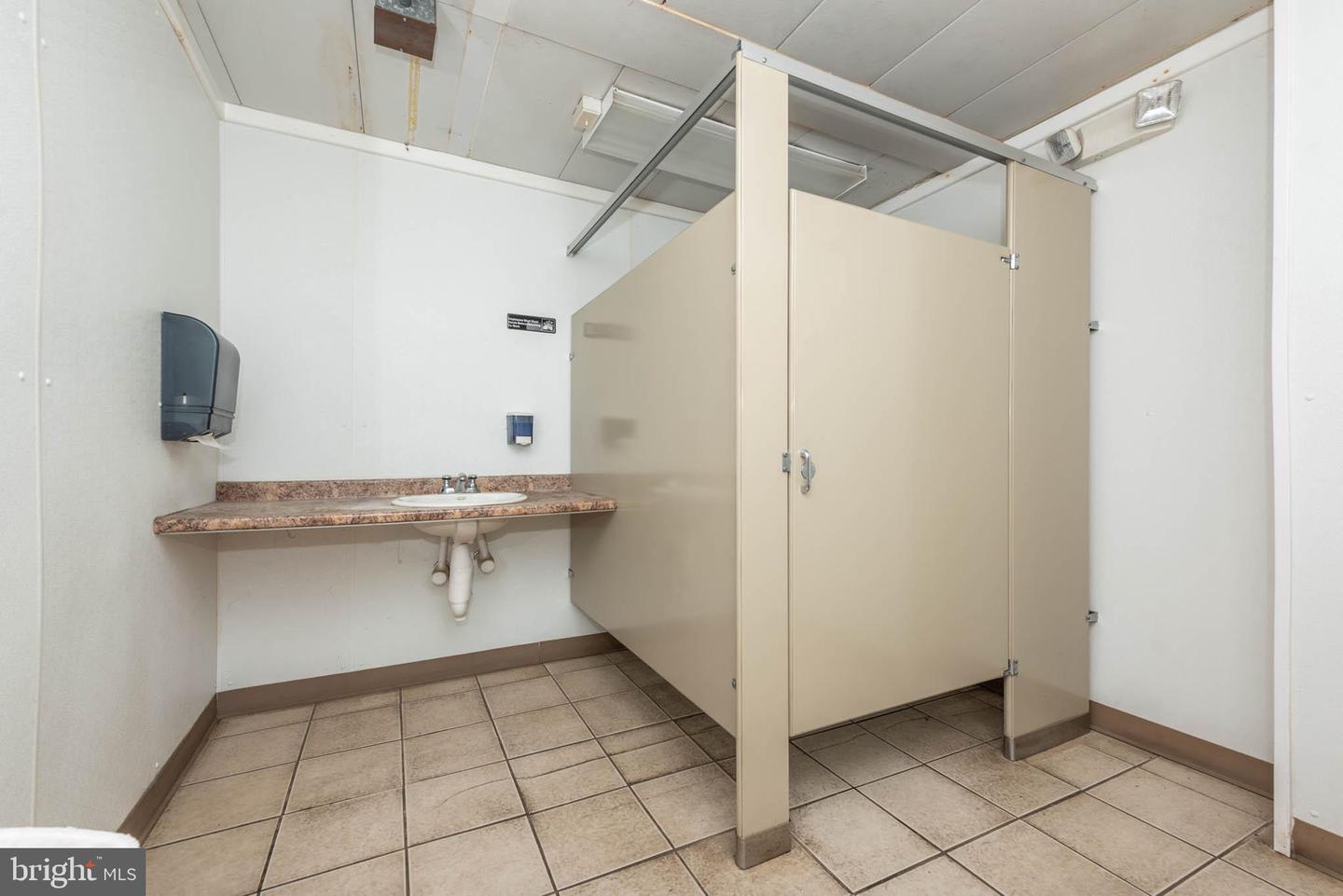 19220 Property Photo 44