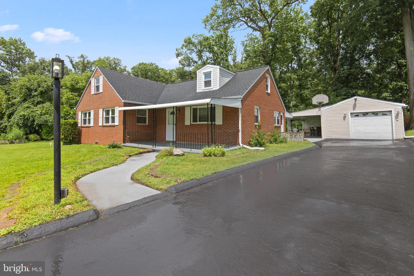 1404 SPRING AVE