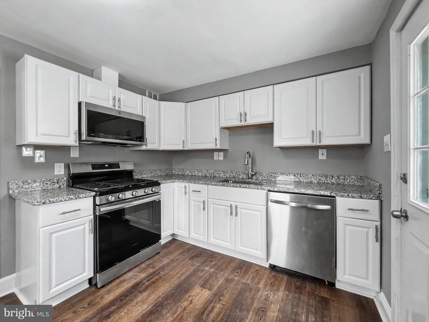5900 Hamilton Ave Property Photo 3