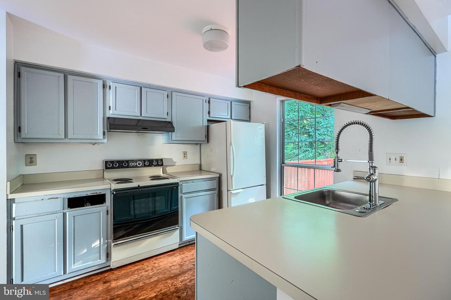 8 Lambeth Bridge Ct Property Photo 3