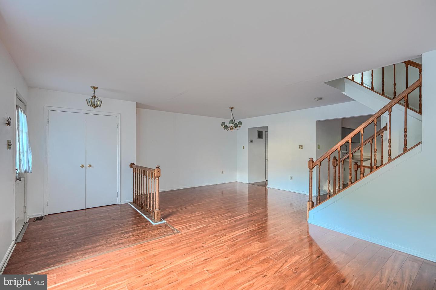8 Lambeth Bridge Ct Property Photo 6