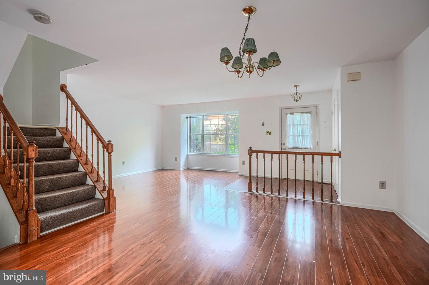 8 Lambeth Bridge Ct Property Photo 7