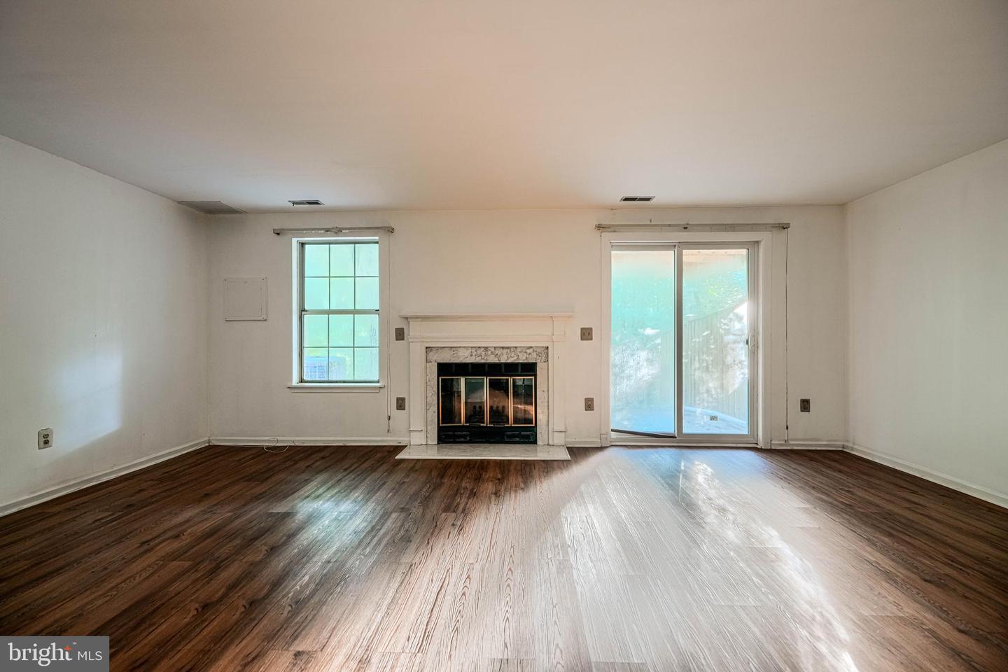 8 Lambeth Bridge Ct Property Photo 8