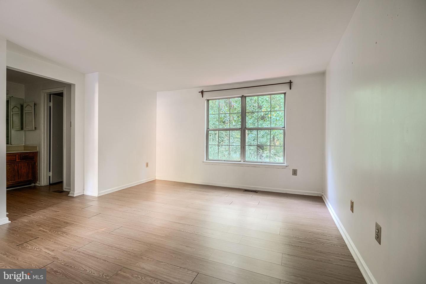 8 Lambeth Bridge Ct Property Photo 9