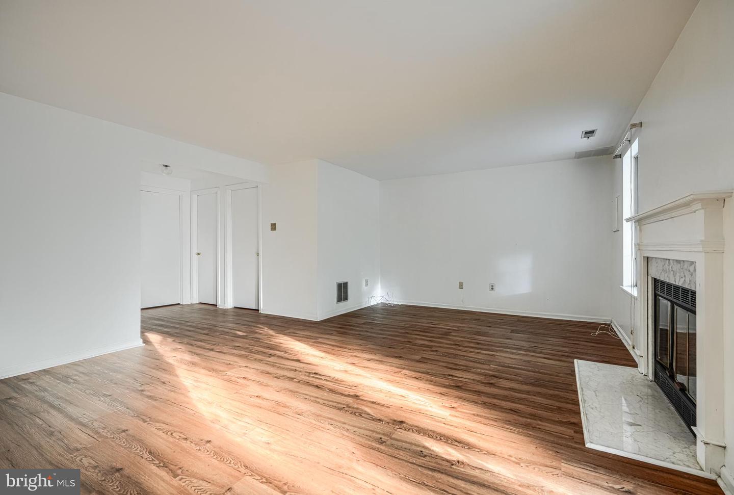 8 Lambeth Bridge Ct Property Photo 11