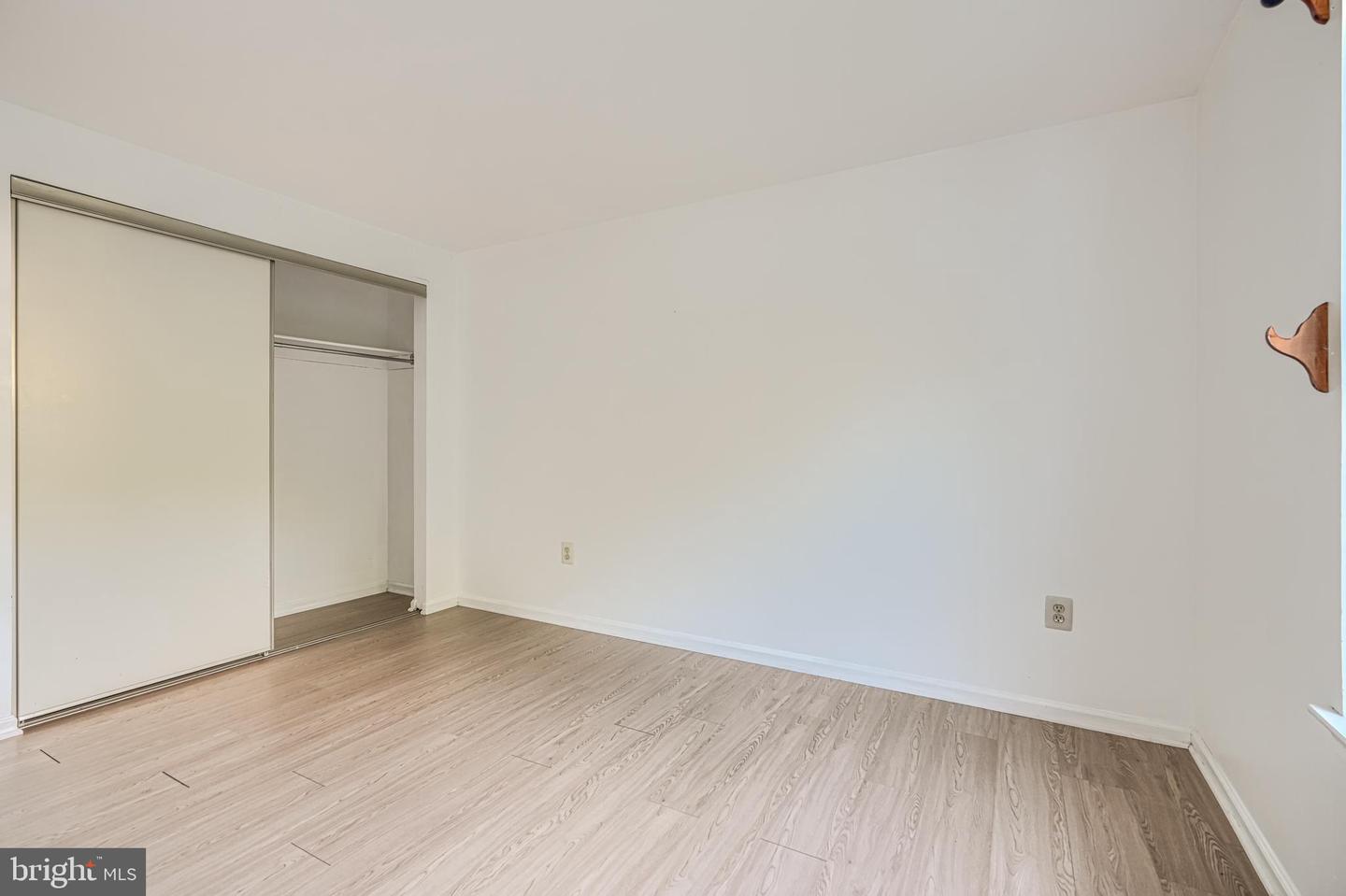 8 Lambeth Bridge Ct Property Photo 15