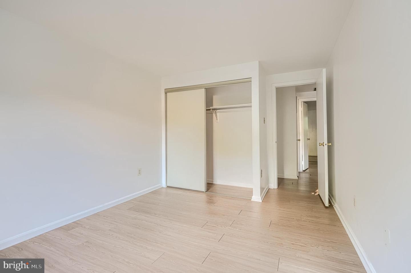 8 Lambeth Bridge Ct Property Photo 17