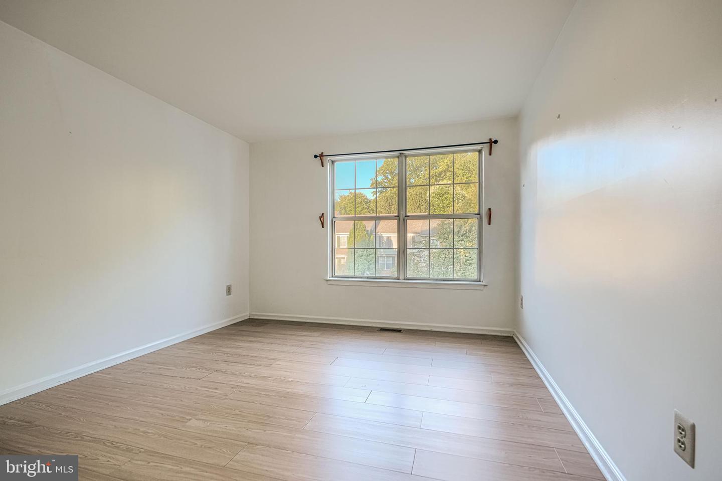8 Lambeth Bridge Ct Property Photo 18