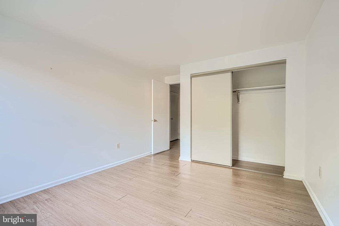 8 Lambeth Bridge Ct Property Photo 19
