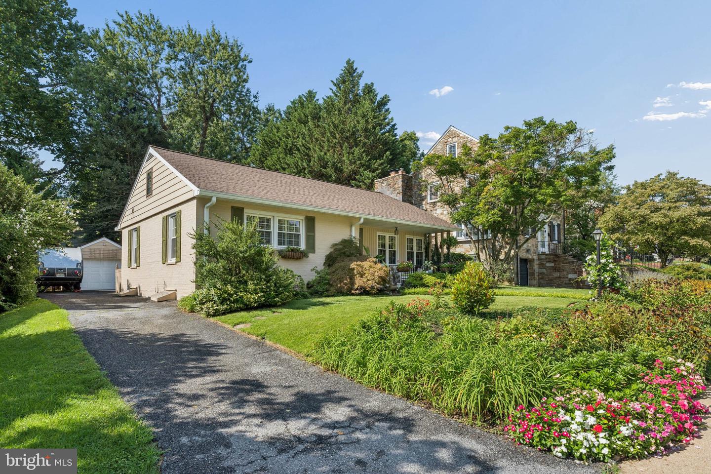627 Yarmouth Rd Property Photo 2