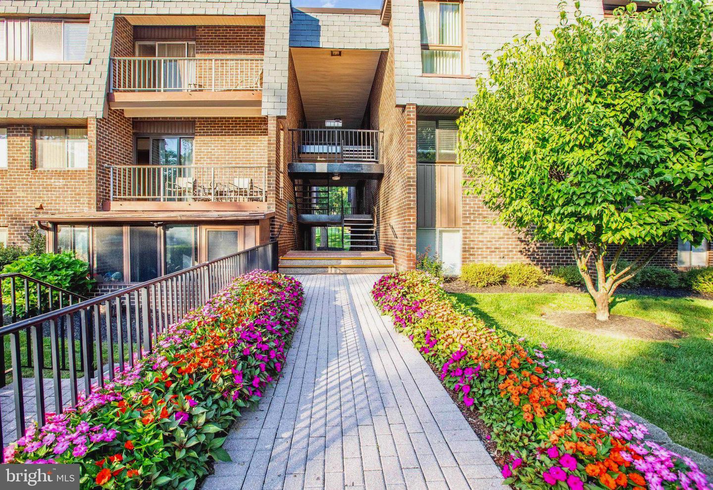 7 Stonehenge Cir #6 Property Photo 1