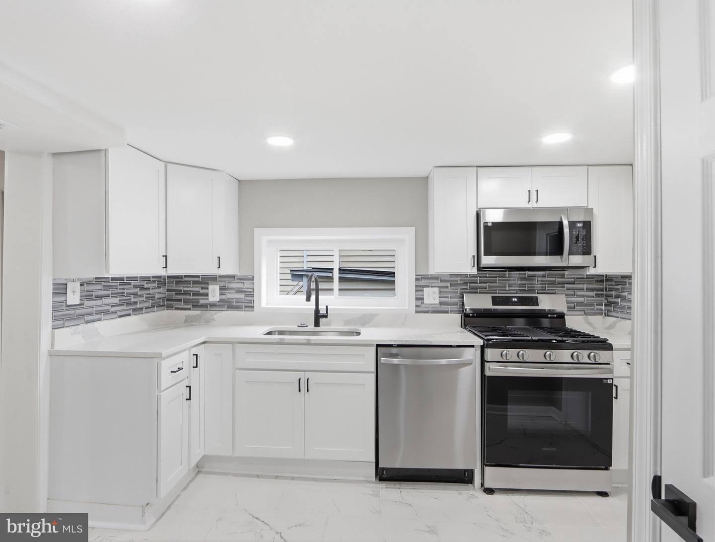 42 Winters Ln Property Photo 13