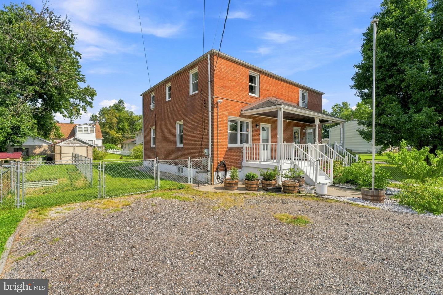 2611 N Snyder Ave Property Photo 1