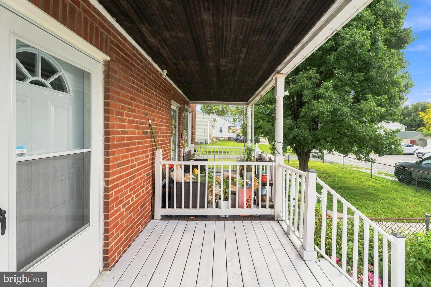 2611 N Snyder Ave Property Photo 2