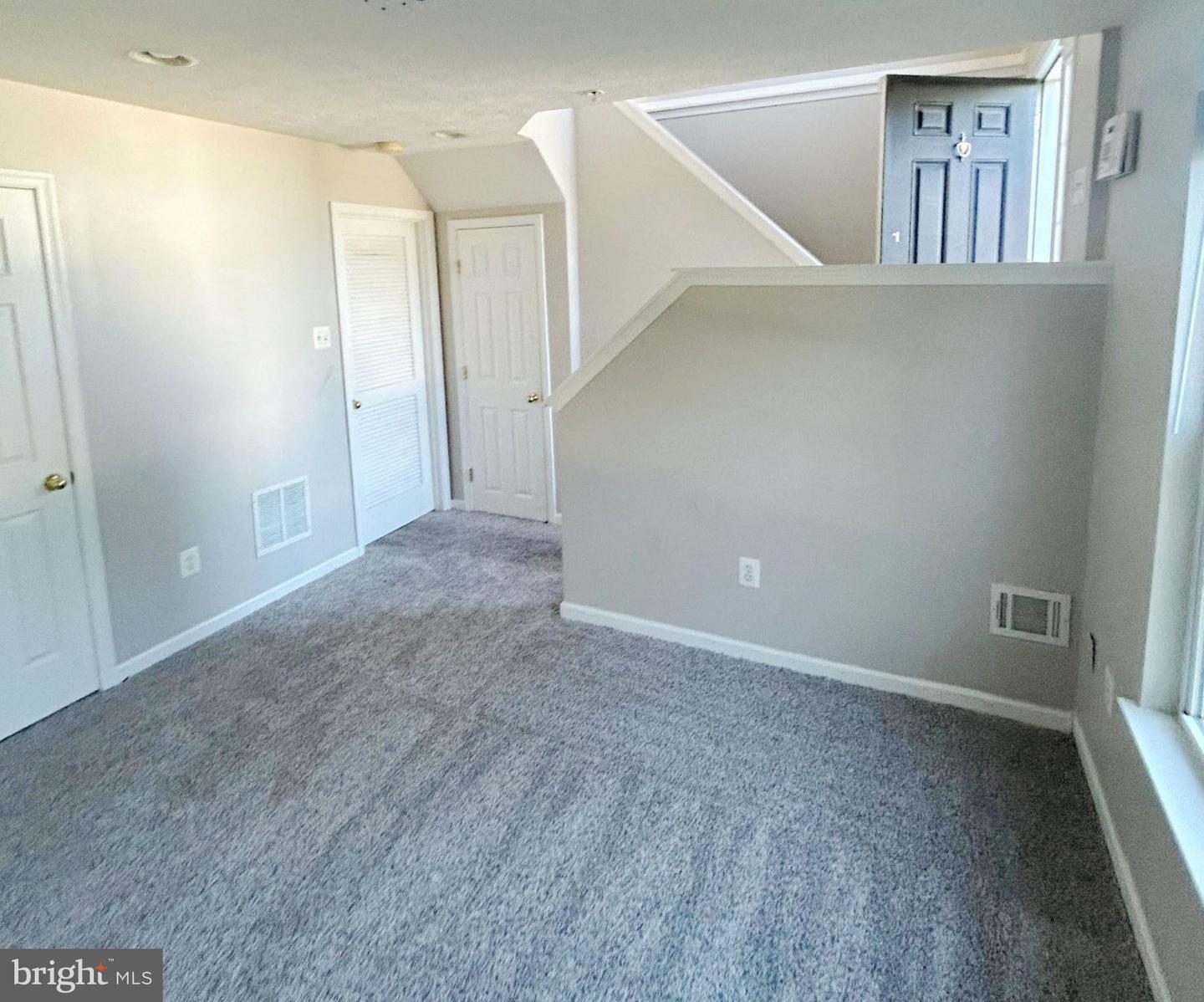 877 Middle River Rd Property Photo 3