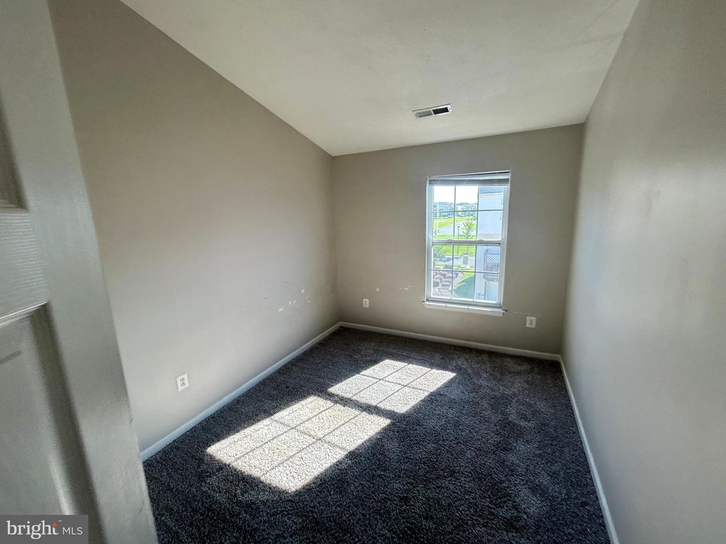 877 Middle River Rd Property Photo 17