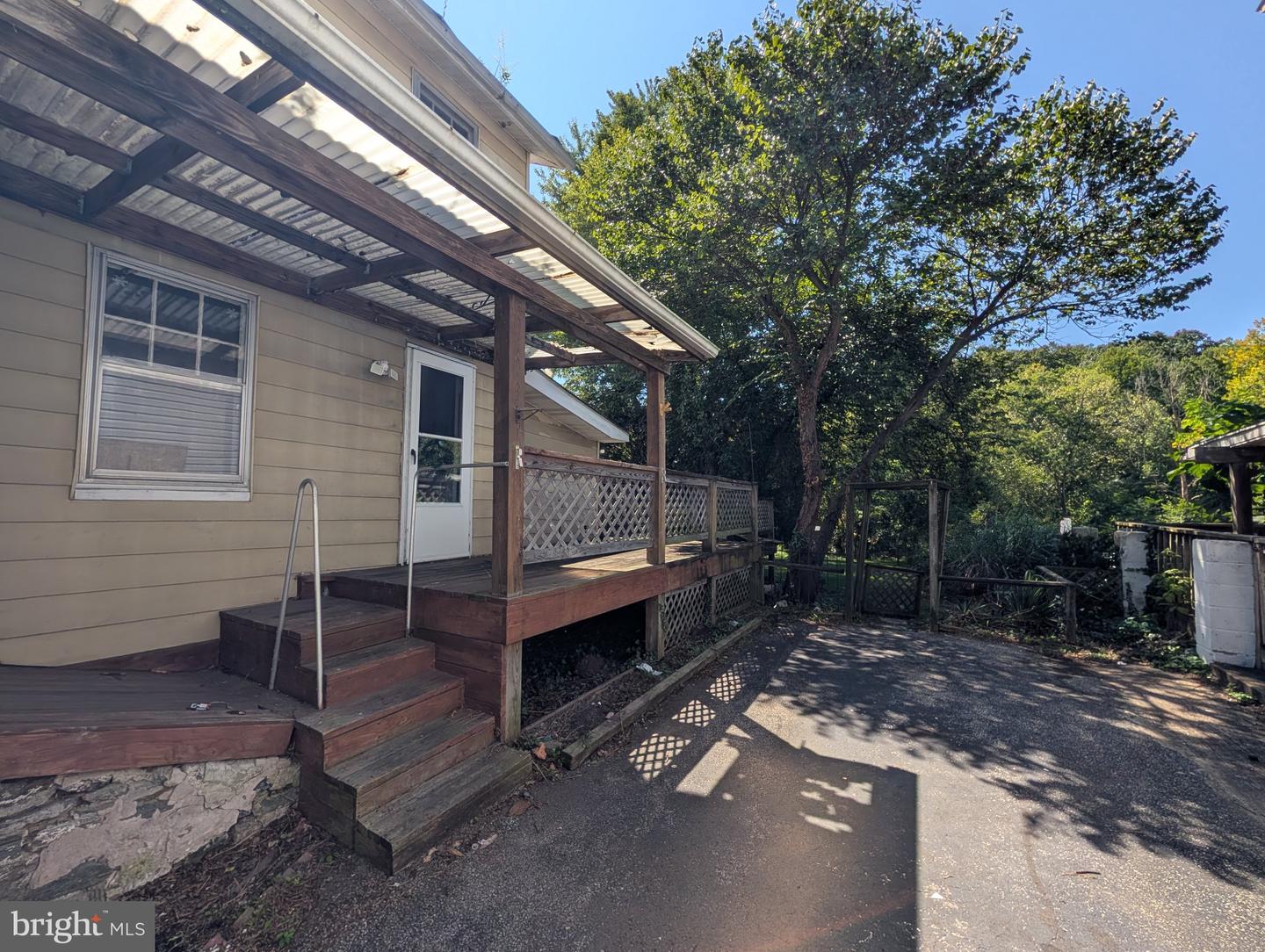 6090 Falls Rd Property Photo 3