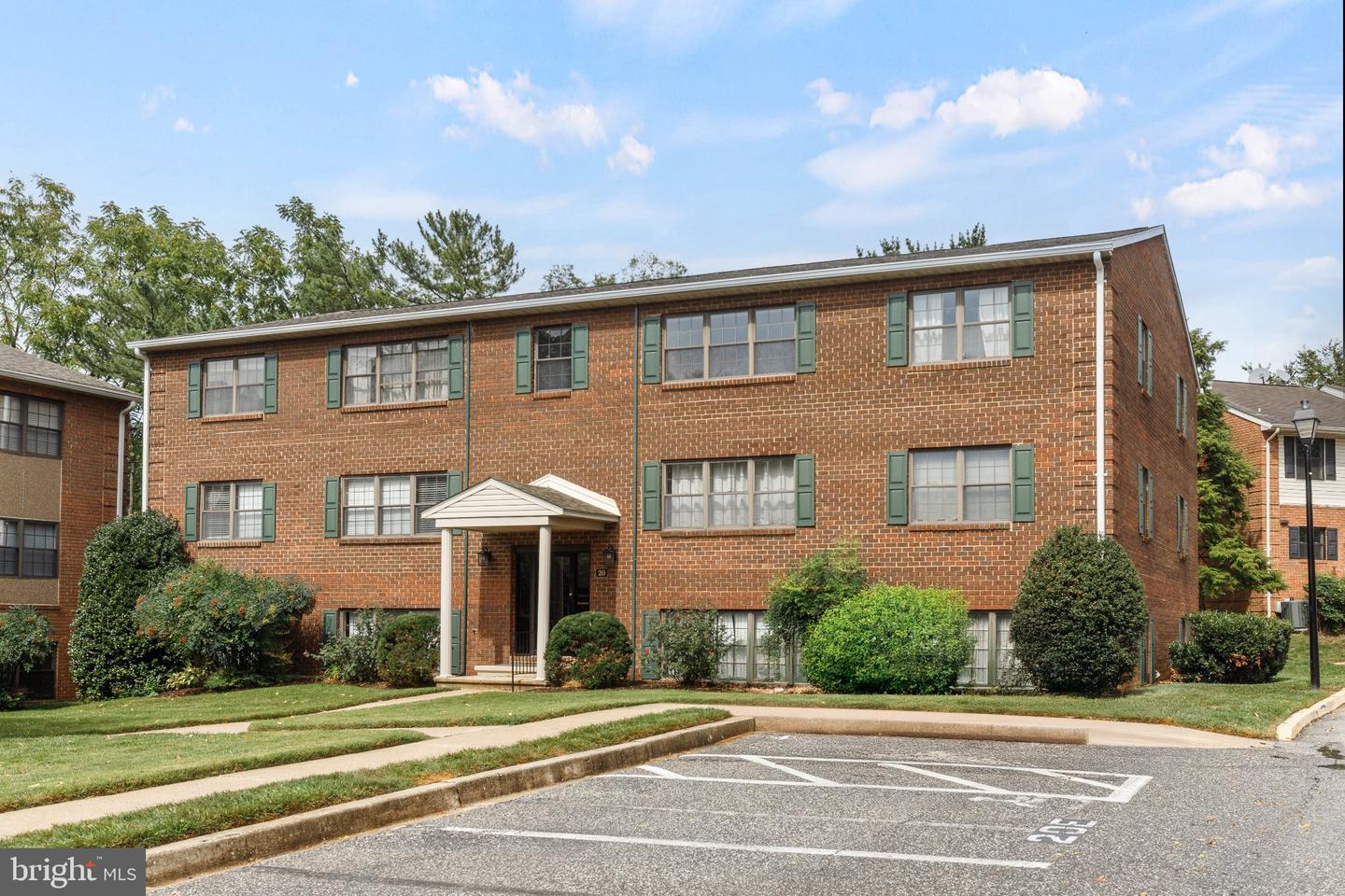 20 Alanbrooke Ct #20f Property Photo 1