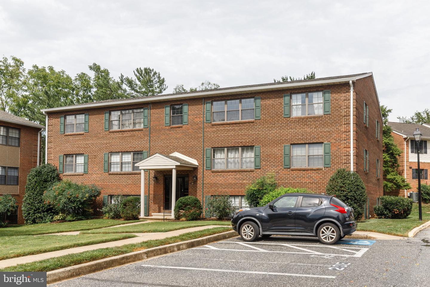 20 Alanbrooke Ct #20f Property Photo 3