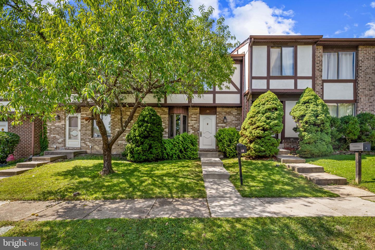 28 BERNADOTTE CT Property Photo 1