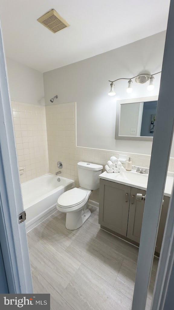 19 Wimbledon Ln Property Photo 7