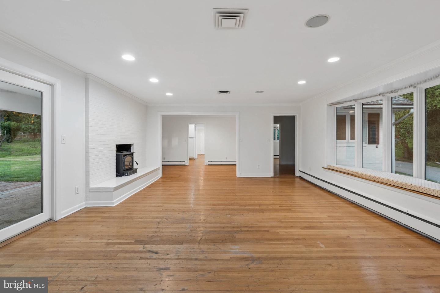 2 Lake Manor Ct Property Photo 6