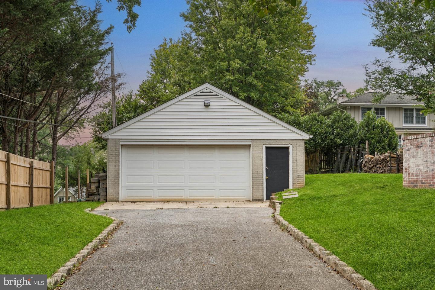 2 Lake Manor Ct Property Photo 8