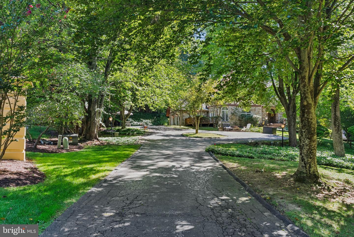 2 Roland Ct Property Photo 5
