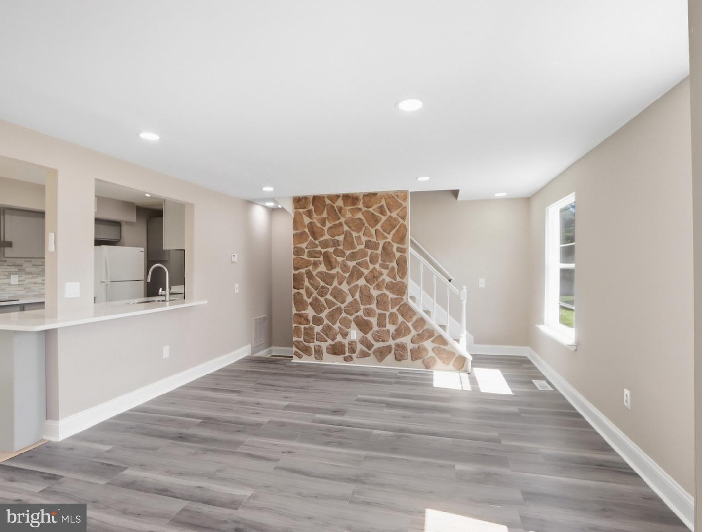 52 Ewing Dr #b Property Photo 3